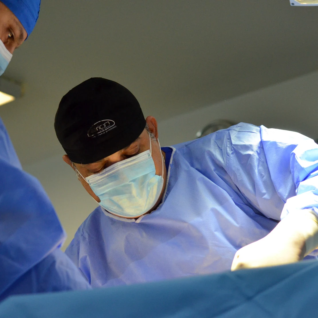 Dr. Rachad, în sala de operație, în timpul unei liposucții a picioarelor