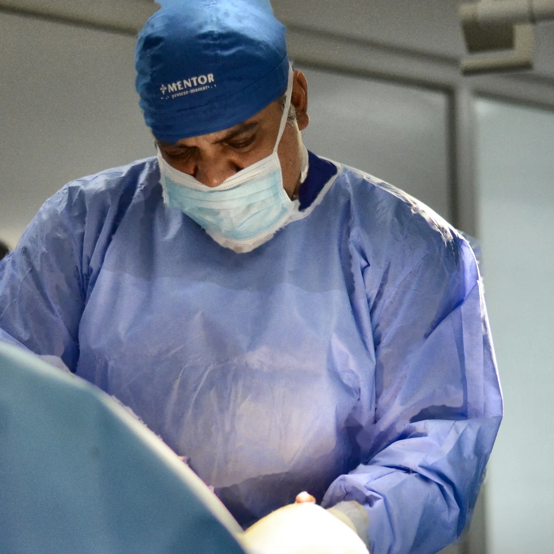 Dr. Rachad, în halat chirurgical, în clinica Art Estetica