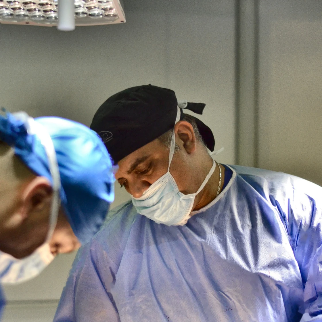 Dr. Rachad, în timpul unei operații, în sala de operație