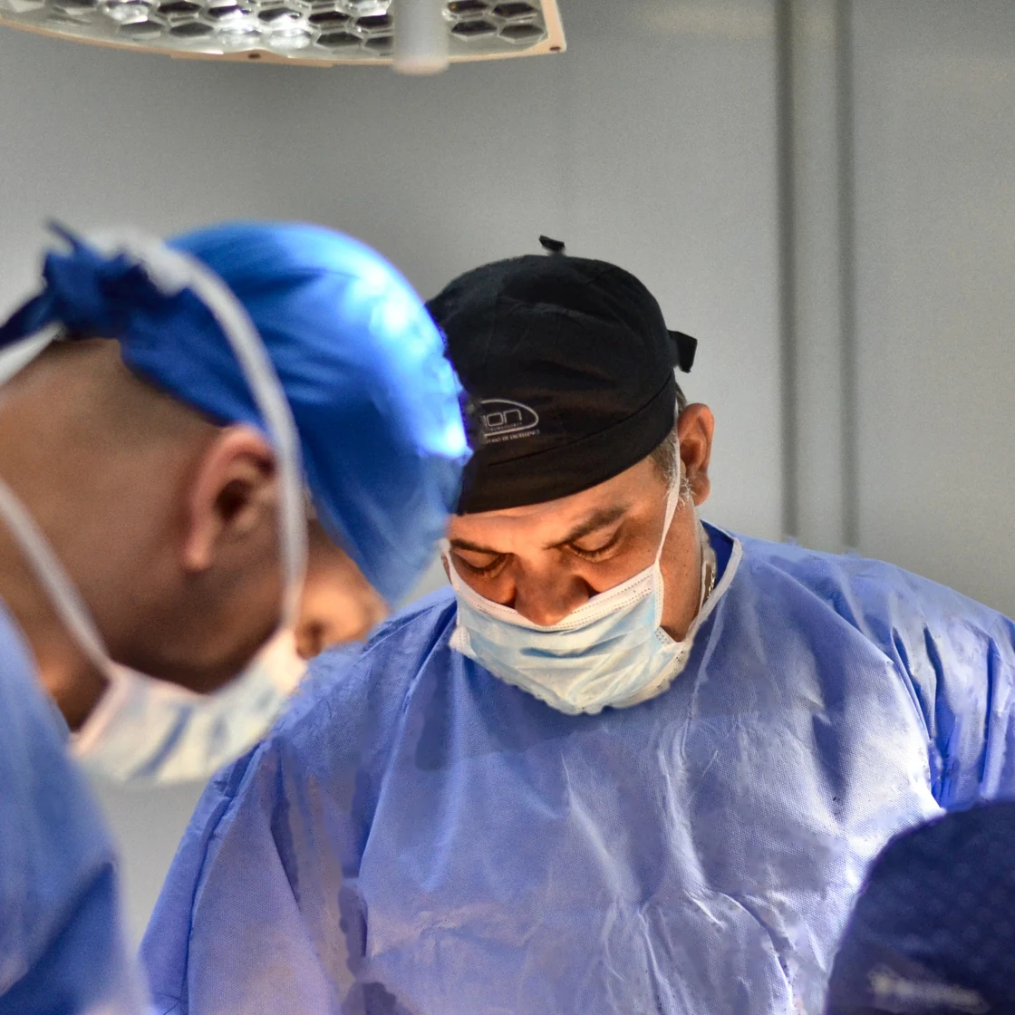 Dr. Rachad, în sala de operație a clinicii Art Estetica