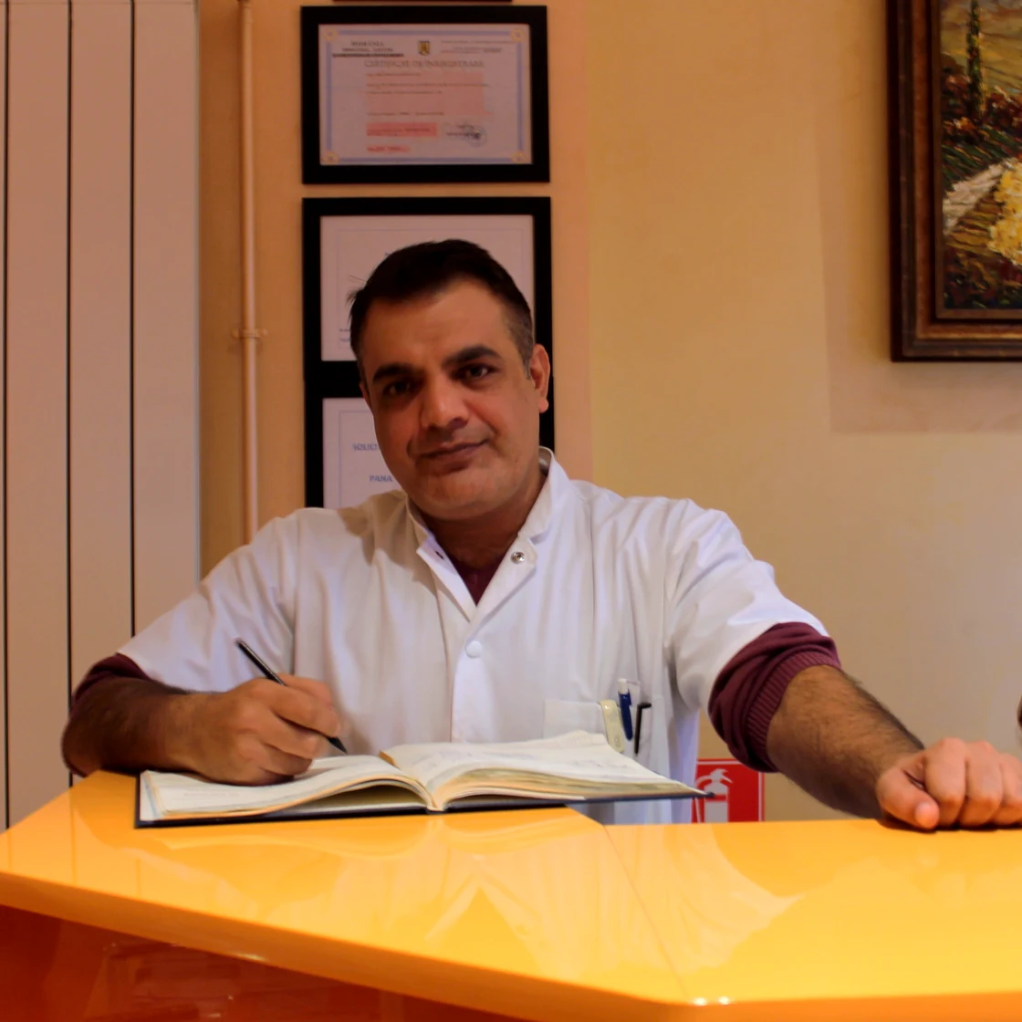 Dr. Rachad își notează, la consultația în care se planifică operația de rinoplastie