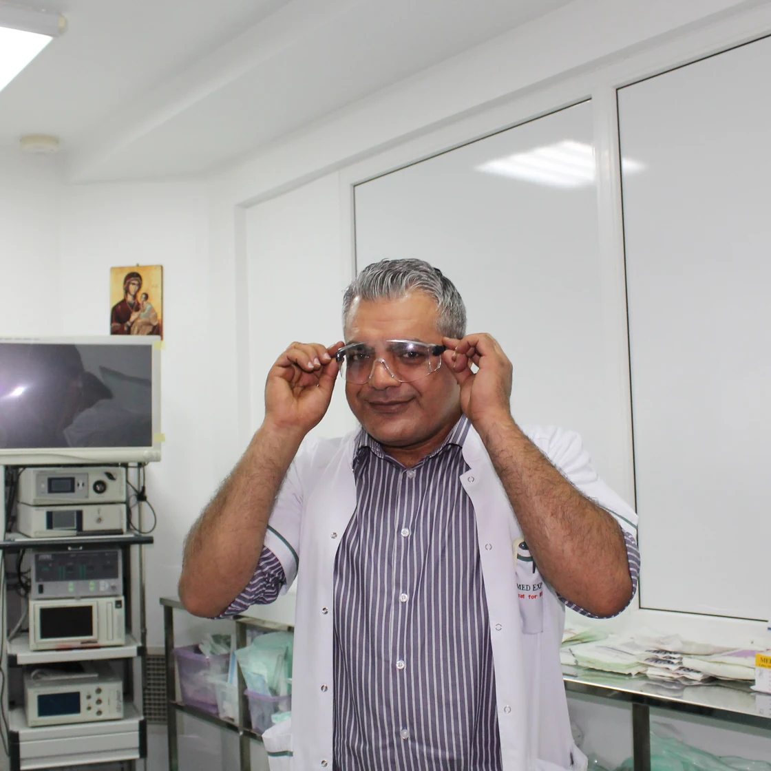 Dr. Rachad zâmbind, în clinica Art Estetica
