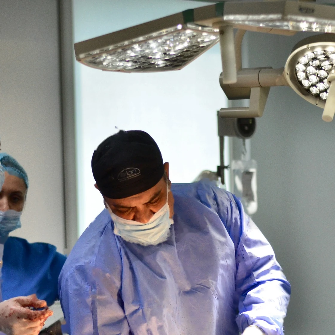 Dr. Rachad, în halat chirurgical, în clinica Art Estetica