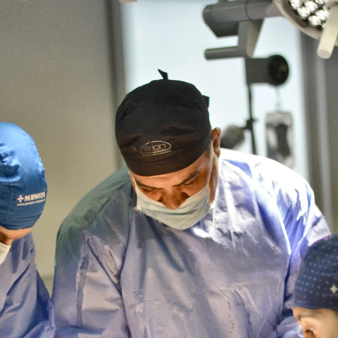 Dr. Rachad, în halat chirurgical, înainte de operația la nas